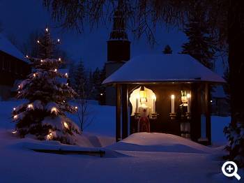 Engel und Bergmann bei Nacht im Weihnachtsland Erzgebirge