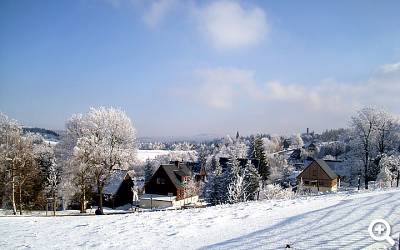 Blick über den Erholungsort Schellerhau im Winter.